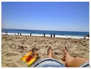 487e6-book_at_the_beach